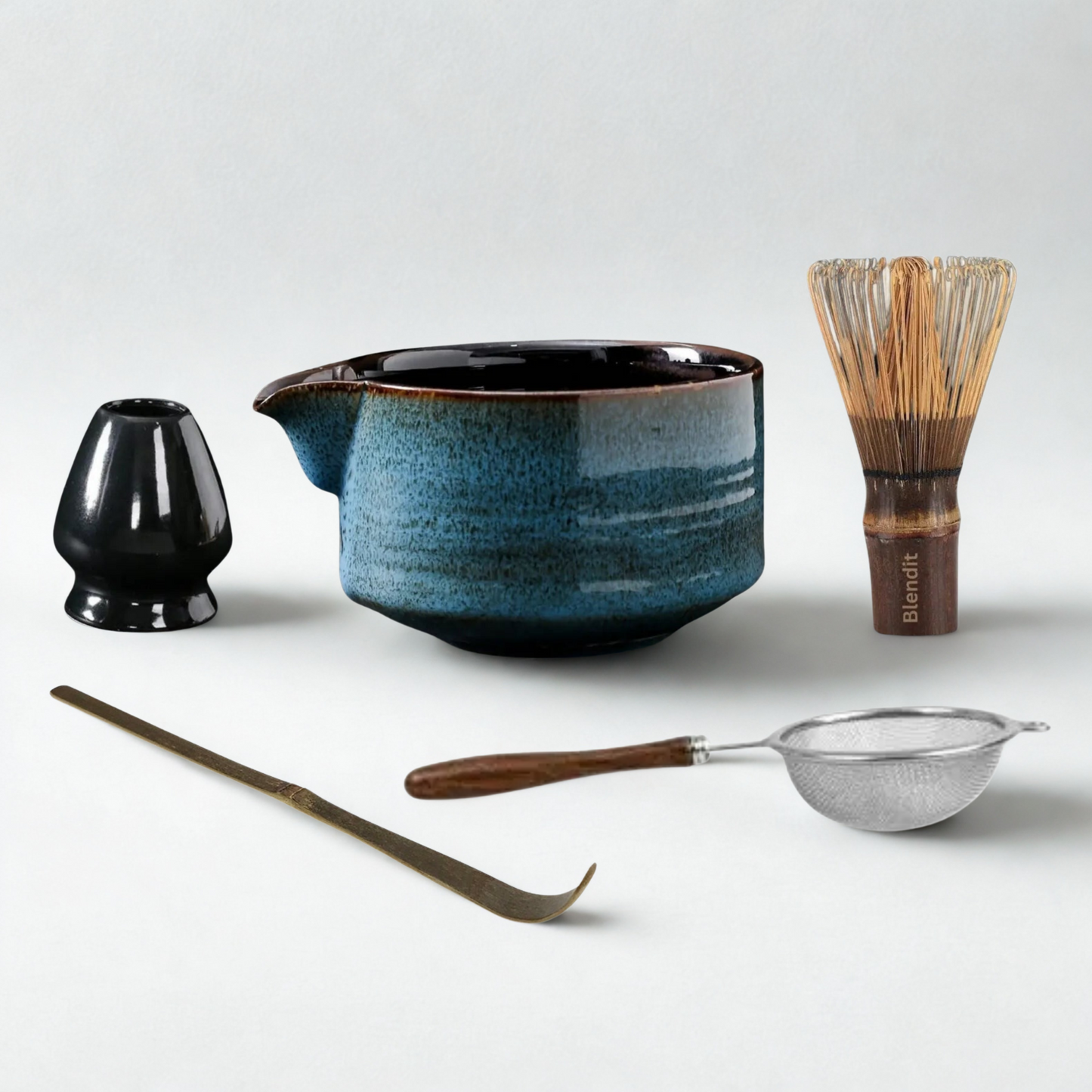 ⭐ Exclusive 5-Piece Japanese Matcha Set – Porcelain Spout Bowl, Purple Bamboo Whisk & Scoop, Sifter & Holder – 600ml Blendit