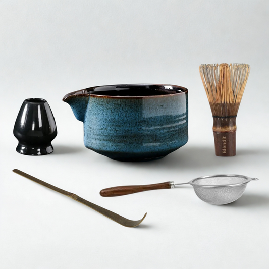 ⭐ Exclusive 5-Piece Japanese Matcha Set – Porcelain Spout Bowl, Purple Bamboo Whisk & Scoop, Sifter & Holder – 600ml Blendit